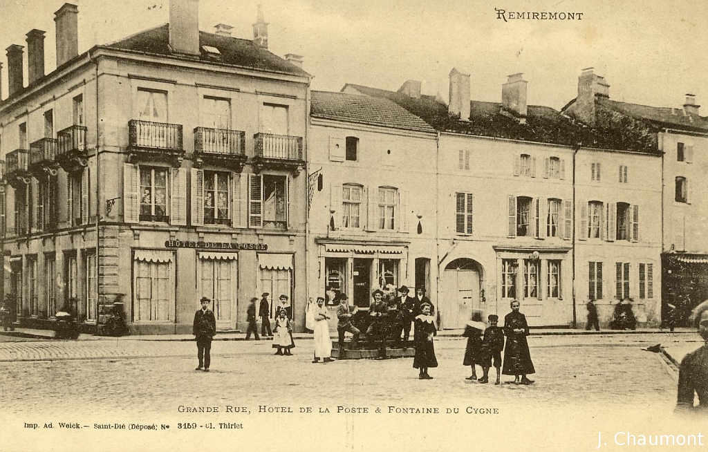 Remiremont. - Grande Rue, Hôtel de la Poste & Fontaine du Cygne.JPG